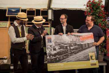 Checkübergabe durch die Stiftung BMA ans Projektteam