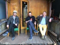 Christian Meyer (links) und Fredy Pfister (rechts) freuen sich zusammen mit Patrick Bigler über die gelungene Aktion