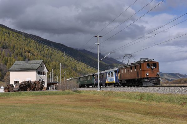 353 mit historischem Zug vor Bevor