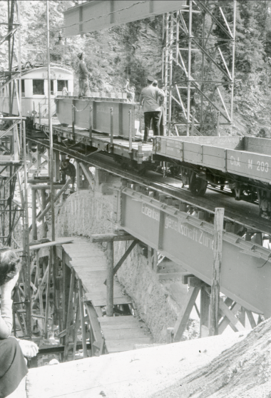 Die gemauerten Bogen des Castielerviadukts mussten 1942 abgetragen werden
