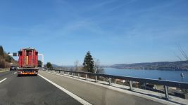 Was hat der MITROPA- Wagen nicht schon alles erlebt? Berge, Gletscher und nun auch den Zürichsee