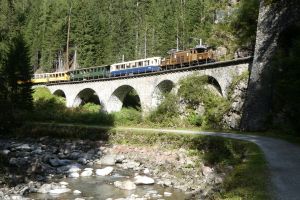 Schmelzbodenviadukt mit Nostalgiezug