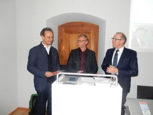 Stefan Engler überreicht den ABe 4/4 30 an Claudio Lardi